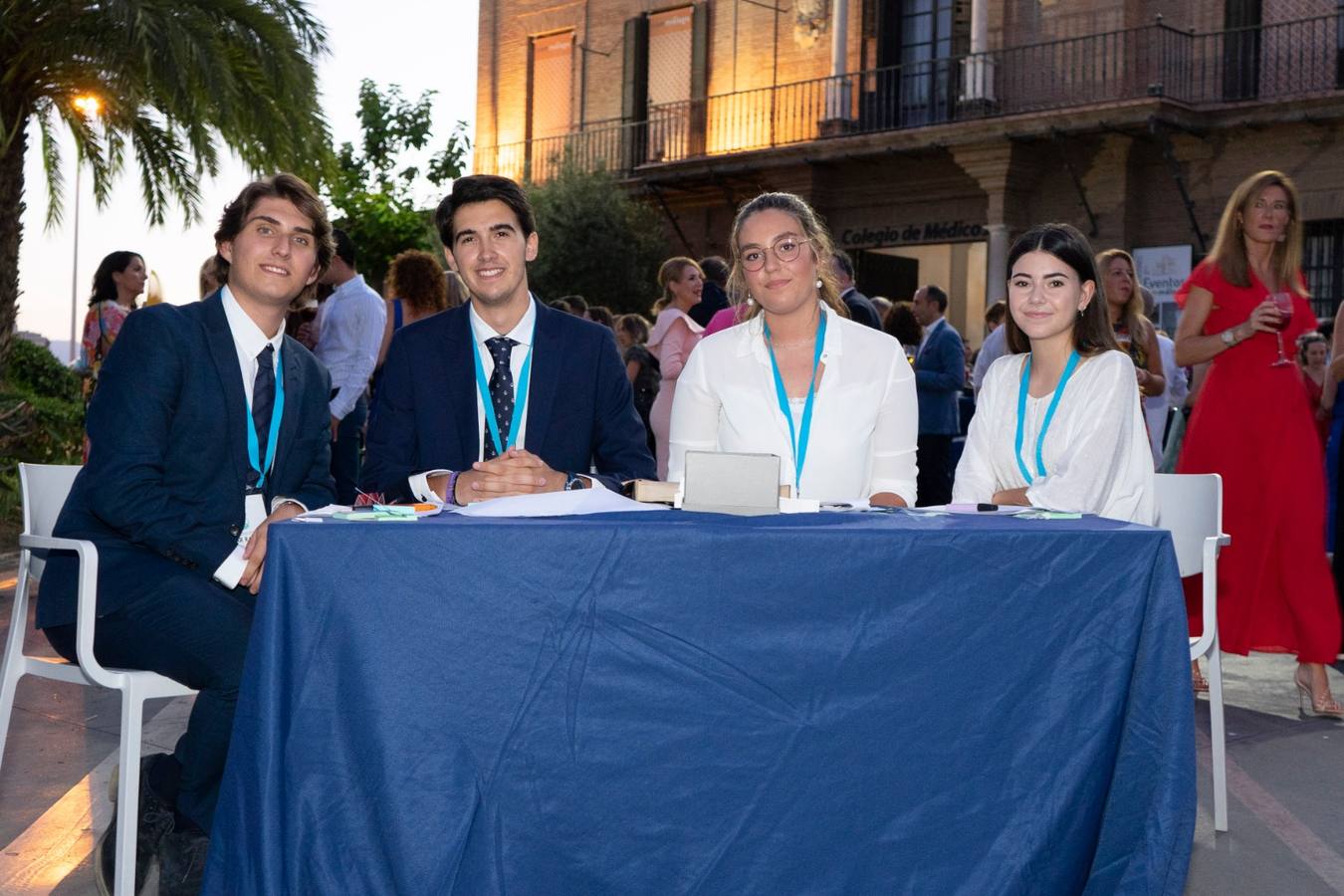 El Colegio de Médicos acoge la cena de gala Bisturí Solidario, organizada por César Ramírez. Vicente Martínez, Álvaro Mendoza, Clara Bernal y María Domínguez.