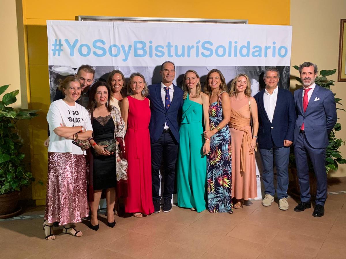 El Colegio de Médicos acoge la cena de gala Bisturí Solidario, organizada por César Ramírez. César Ramírez, junto a su mujer Marta Domínguez, rodeados de amigos y compañeros.