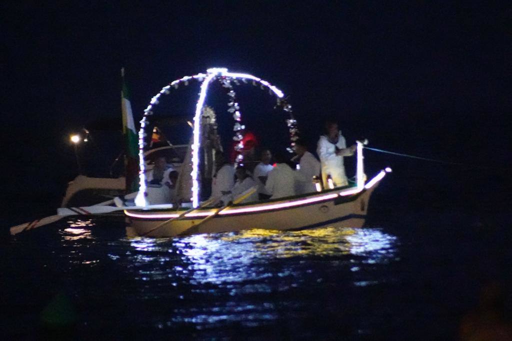 La Virgen, de noche en La Cala del Moral