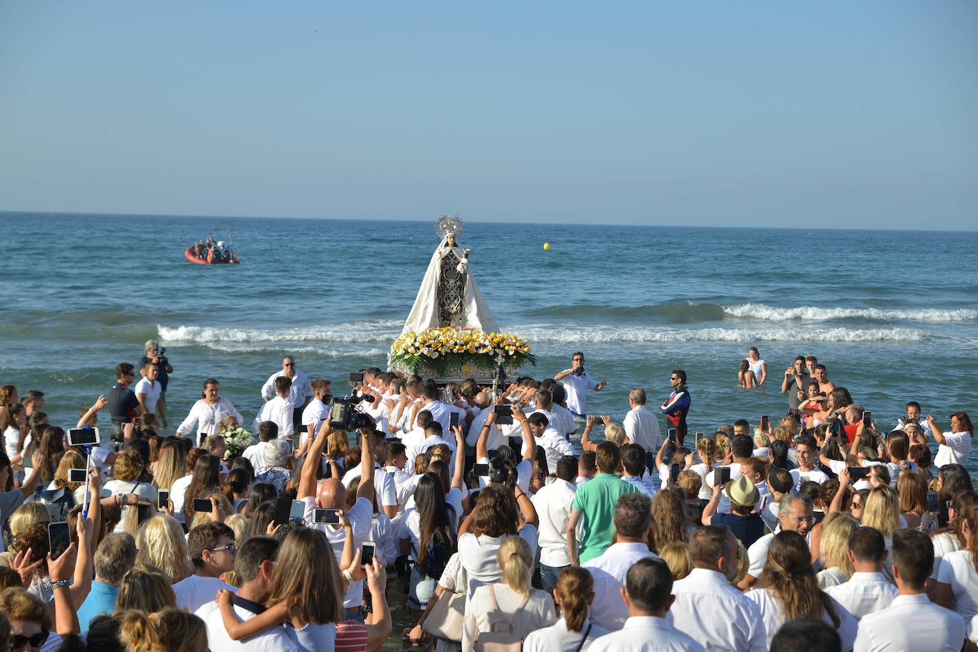 Marbella inicia los festejos del día de la Virgen del Carmen con un multitudinario Rosario de la Aurora