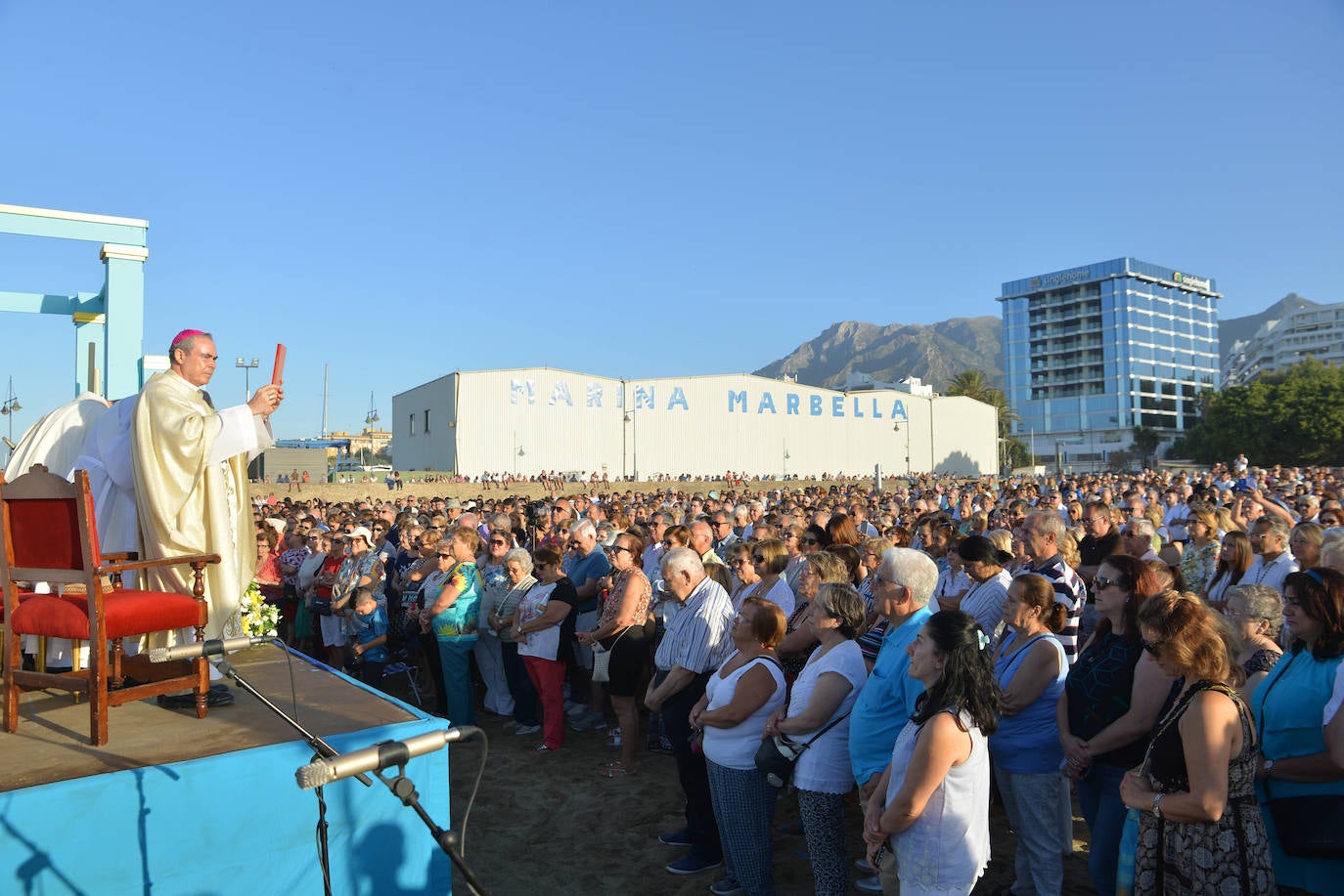 Marbella inicia los festejos del día de la Virgen del Carmen con un multitudinario Rosario de la Aurora