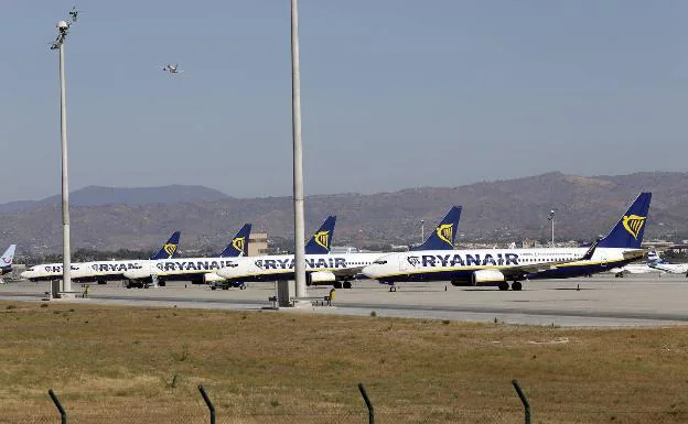 Aviones de Raynair, en la pista de un aeropuerto. 