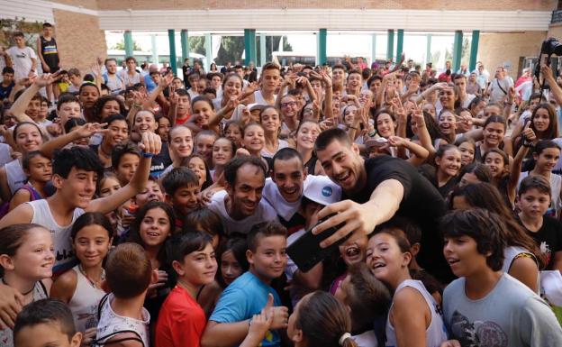 Juancho Hernangómez se fotografía con los niños del campus. 