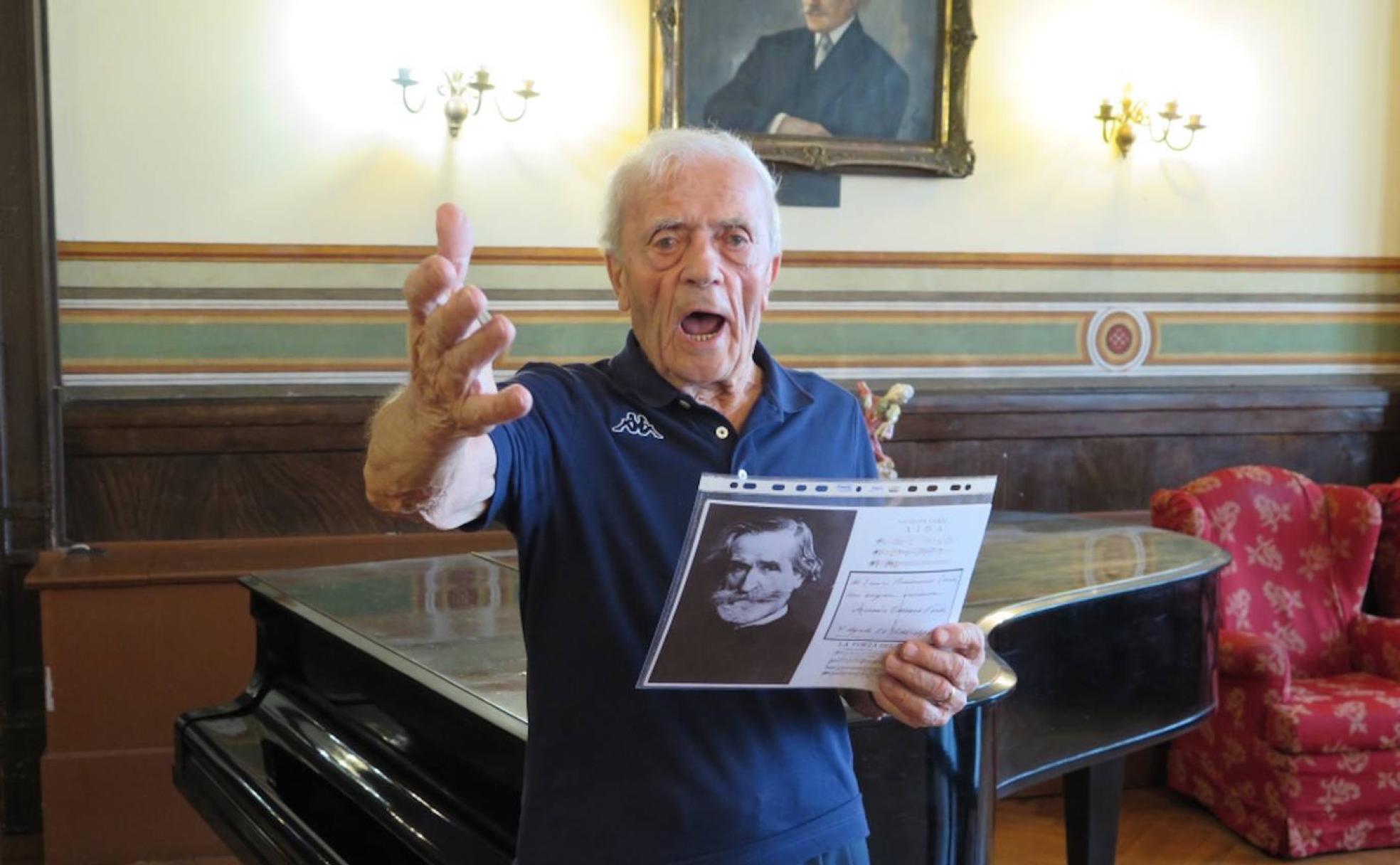 El decano de Casa Verdi. El tenor Beniamino Trevisi, de 93 años, se arranca con un aria en uno de los salones de la residencia. 