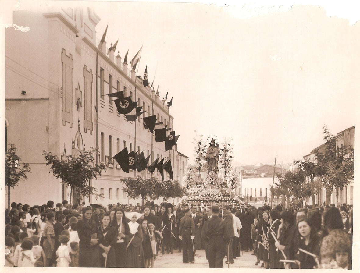 11. Procesión de María Auxiliadora pasando por delante del Colegio de San Bartolomé, de los Salesianos, en el barrio de Capuchinos. Año 1939. (Archivo del autor)