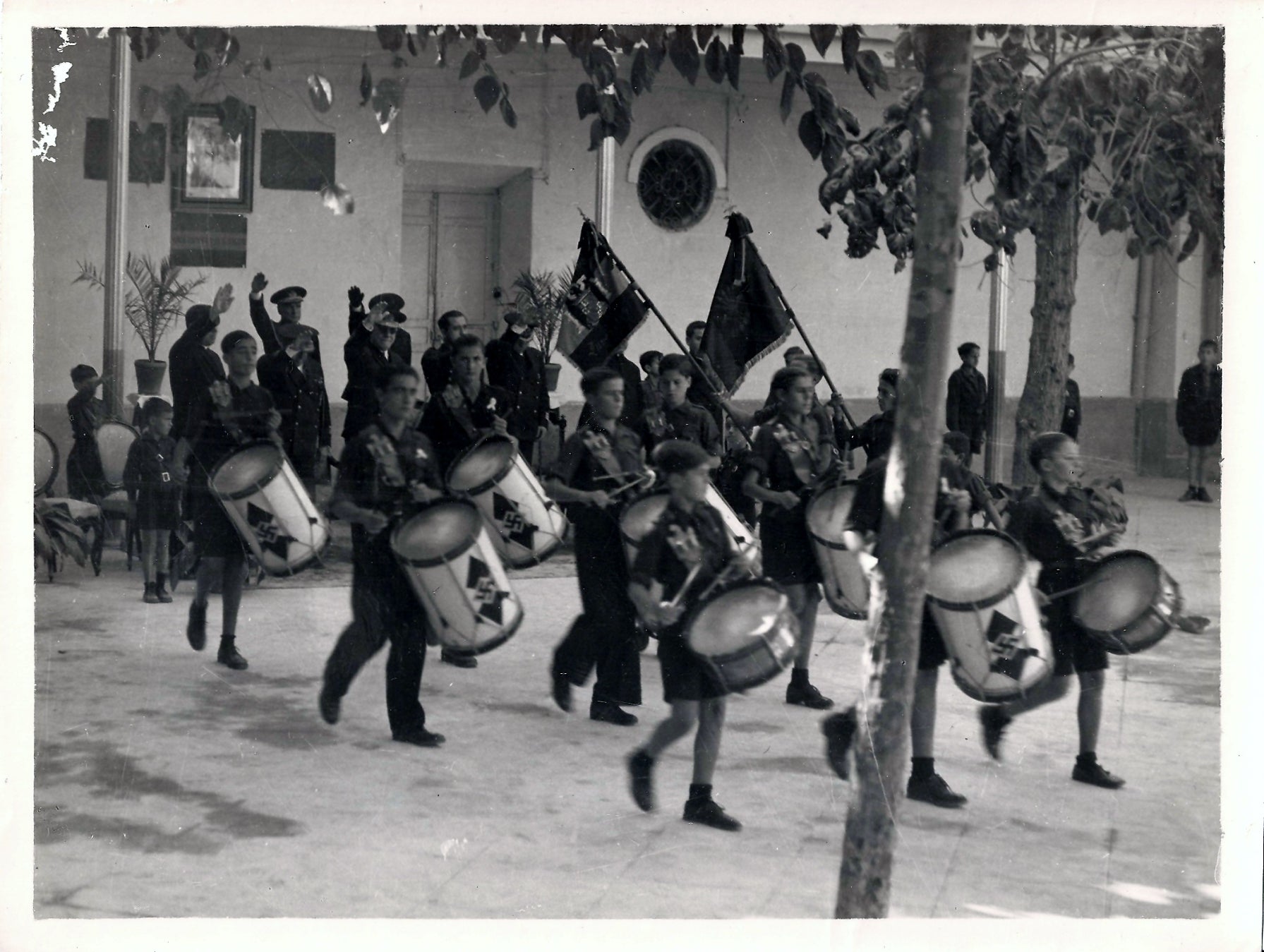 Niños de las Organizaciones Juveniles de Falange con tambores donados por las Juventudes Hitlerianas. Año 1939. (Archivo del Autor)