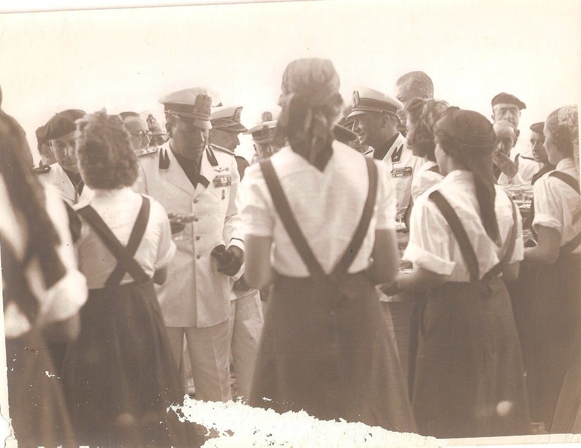 El Conde toma un refrigerio, ofrecido por las chicas de la Sección Femenina, al bajar del avión en el aeródromo de «El Rompedizo». (Archivo del Autor)