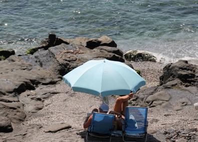 Imagen secundaria 1 - Así es el acceso por las escaleras. Abajo, la parte más reservada de la playa de Mazagarroboy el Tajo de la Virgen.