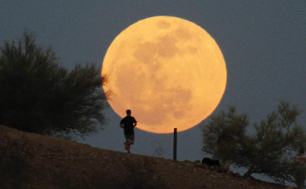 Correr bajo la luna llena: la nueva moda 'runner'