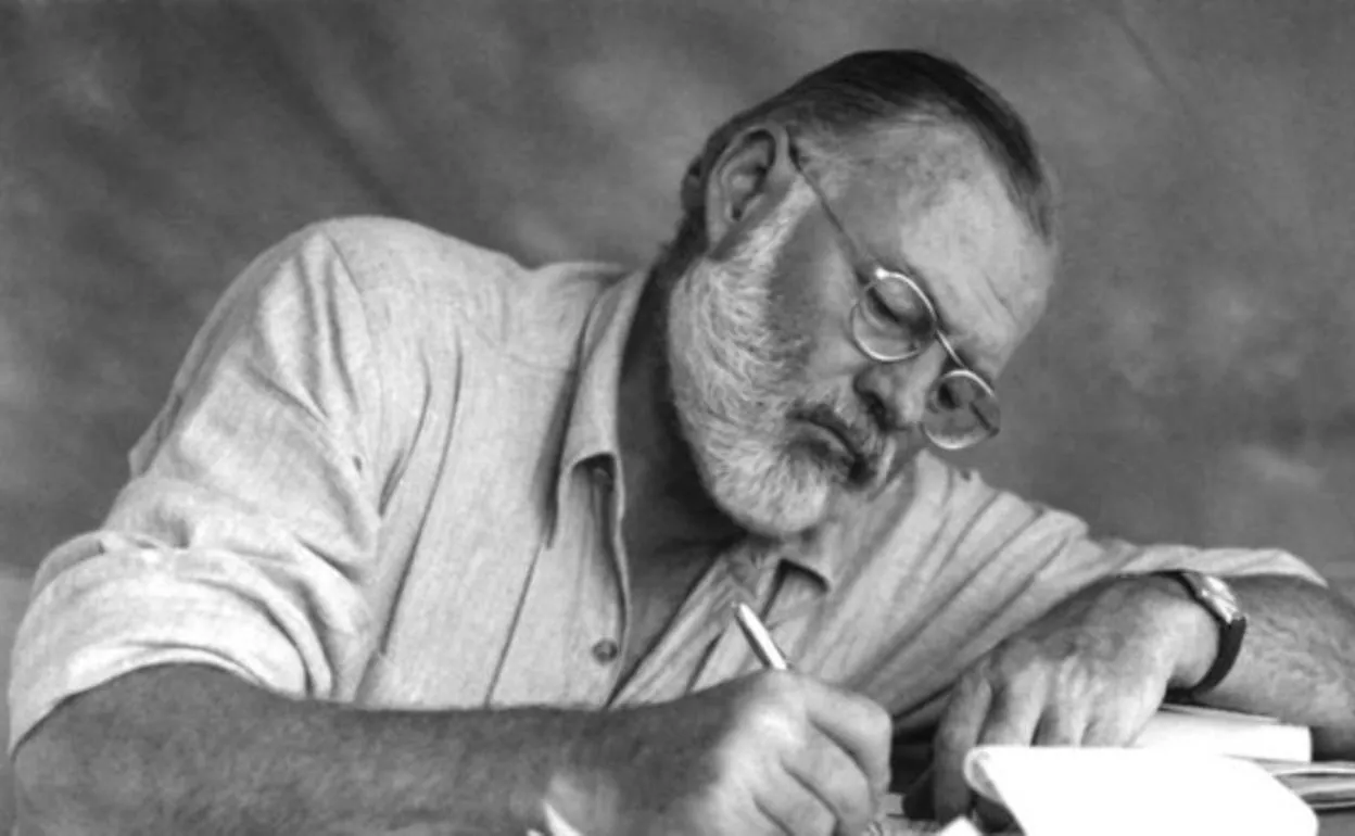 Del escritor ametrallado al emperador invadido: Ernest Hemingway y Manuel II