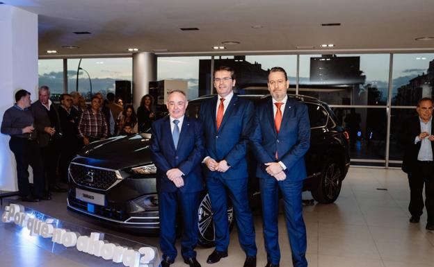 José Gómez, propietario de Automóviles Rueda; Miguel García, gerente; y Javier Espinosa, jefe de Ventas del concesionario. 