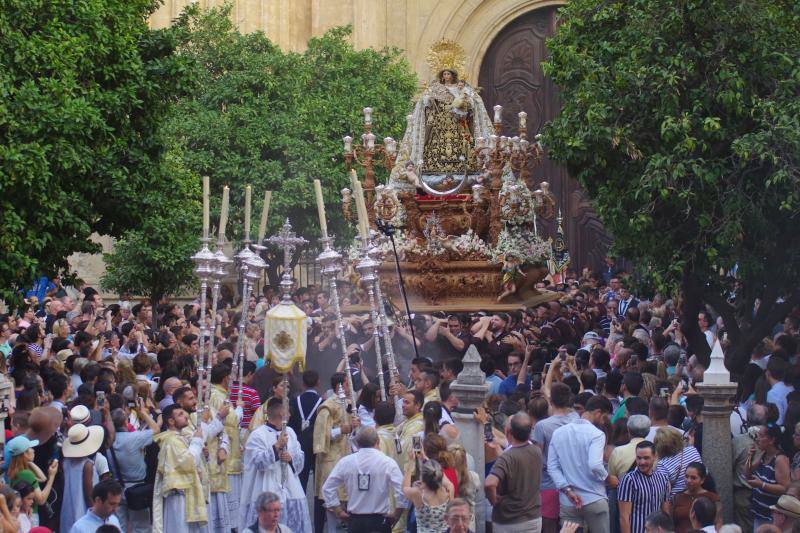 La devoción marinera marca un año más este mes de julio en la provincia de Málaga con una treintena de procesiones repartidas especialmente por las localidades costeras.