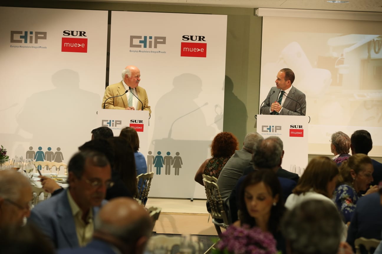 El responsable de Salud y Familias de la Junta de Andalucía ha protagonizado un encuentro-coloquio en el Hospital CHIP