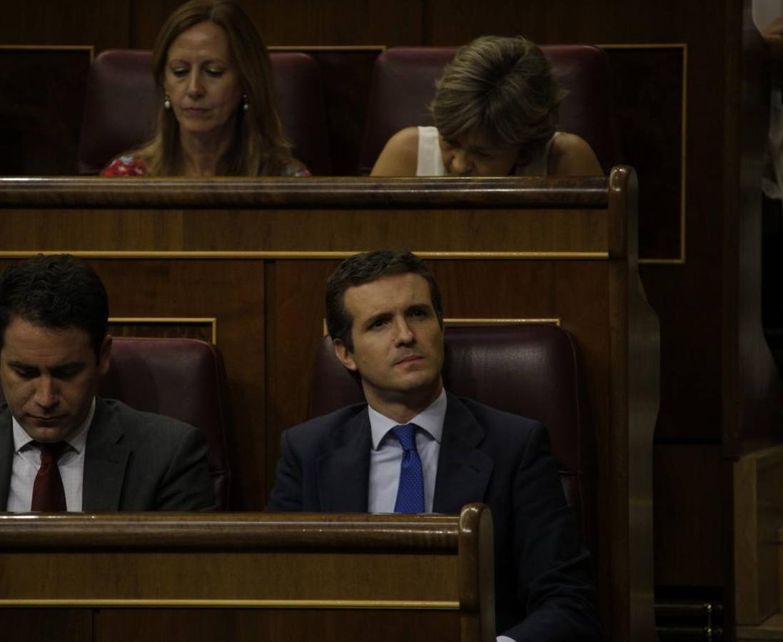 El líder del PP, Pablo Casado, atiende a Pedro Sánchez.