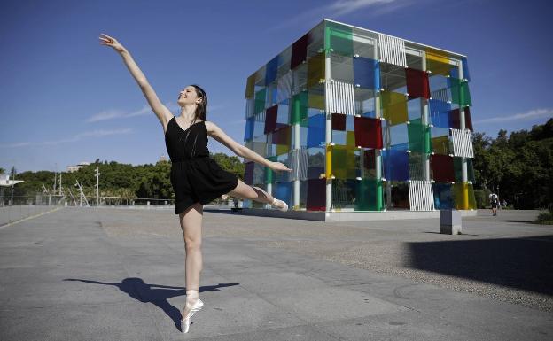 Irene Estévez posa sobre sus puntas con el cubo del Pompidou de fondo. 