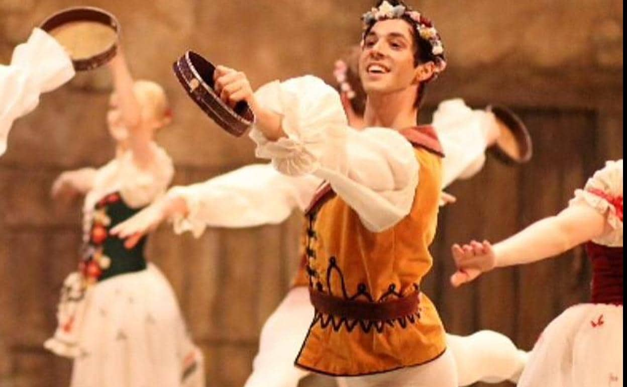 Cuerpo de baile. Jesús Arroyo, durante una actuación junto a otros bailarines de la compañía rusa Mariinsky. 