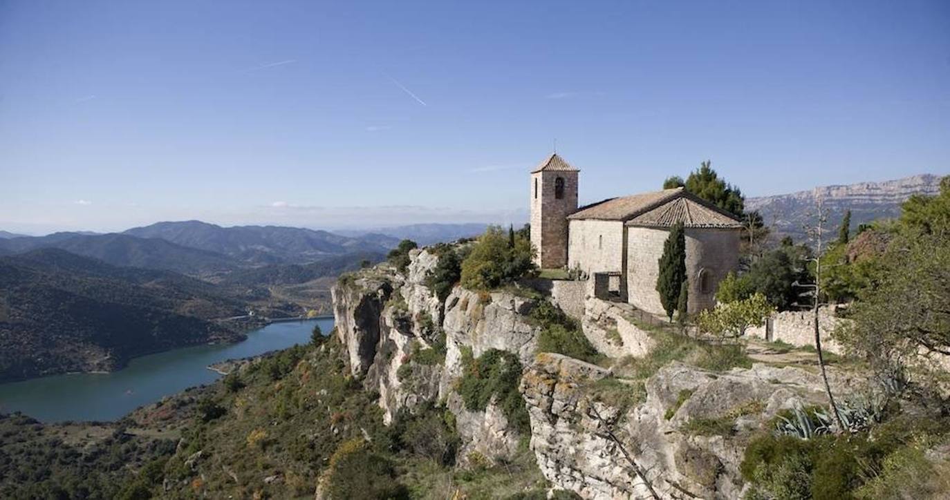 Siurana (Tarragona): Esta localidad es un lugar de cuento. Ubicado sobre un peñón de piedra caliza, ofrece una panóramica sobre la que se alzan calles y casas empedradas. Los puntos más destacables de este pequeño pueblo de leyenda son la iglesia románica y la antigua fortaleza árabe, muestra de la importancia histórica de este enclave.