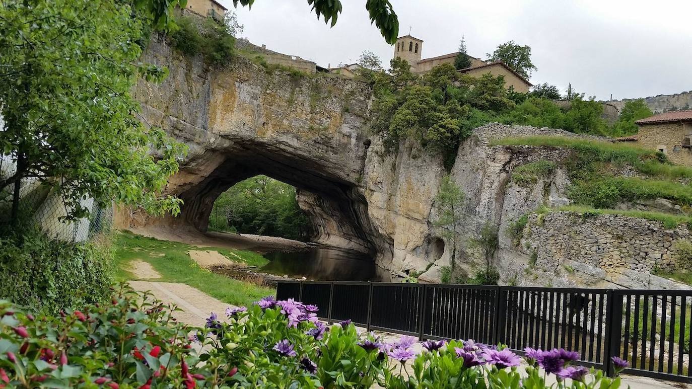 Puentedey (Burgos): Este punto guarda un secreto que lo hace único en todo el mapa nacional y le otorga un gran atractivo: se encuentra situado encima de un puente de más de 15 metros creado por la naturaleza. El puente crea una estampa de gran belleza, formando un arco. Esta peculiaridad convierte al pequeño pueblo de Puentedey en un escenario de gran belleza, en medio de un paraje natural y rodeado de vegetación y rocas. Además, está rodeado de una muralla medieval.
