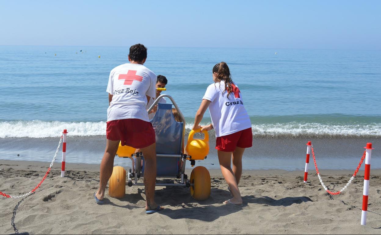 Voluntarios de Cruz Roja, en la playa rinconera. 