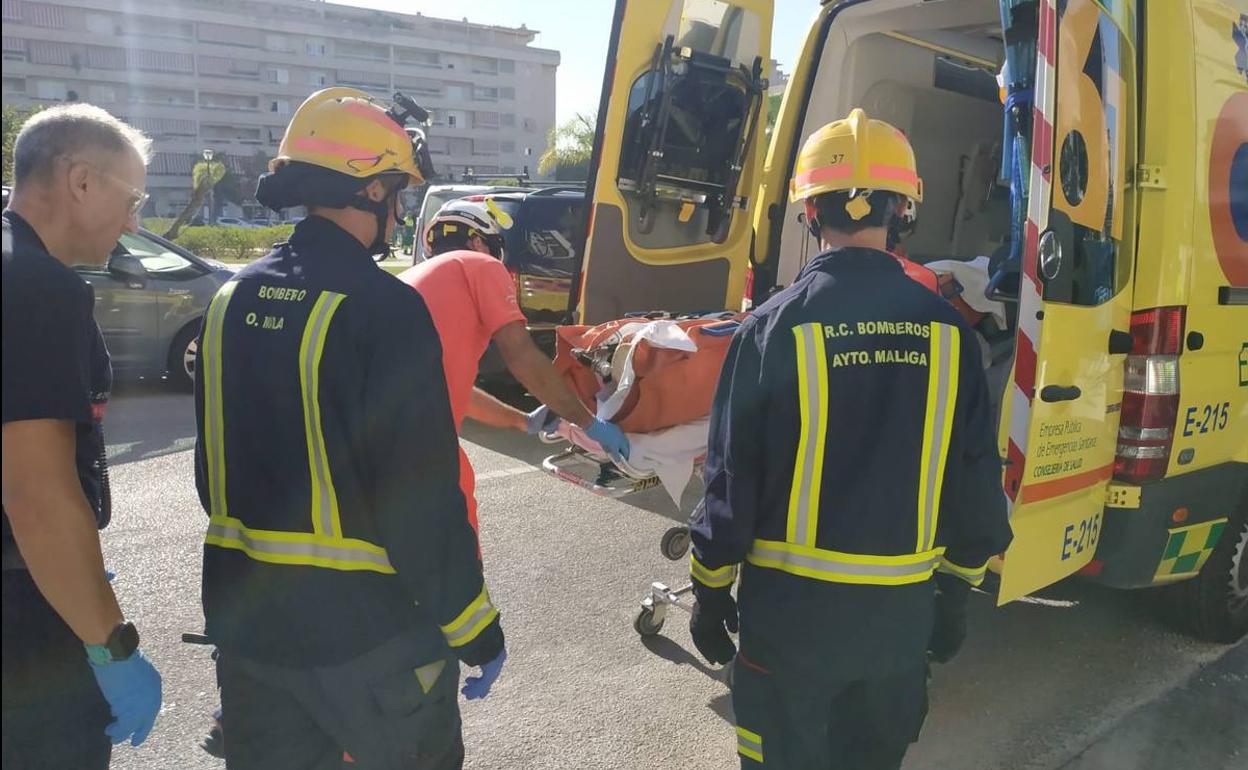Bomberos rescatan a un obrero tras caer desde una altura de seis metros ...