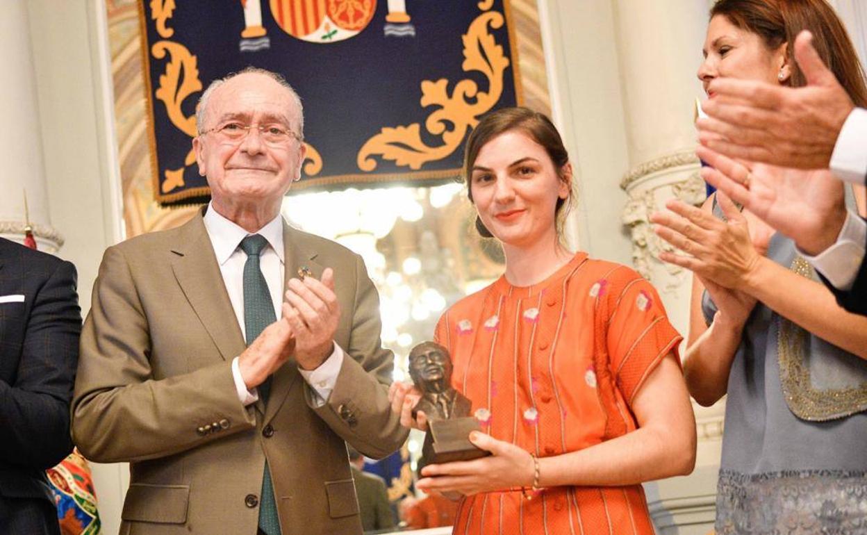 Beatriz Ros, con el busto de Alcántara, en la entrega de premios que presidió el alcalde Francisco de la Torre. 