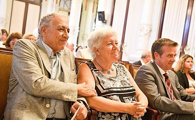 Lola Alcántara, ayer, junto a Juan López Cohard. 
