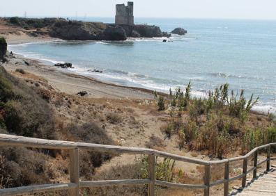 Imagen secundaria 1 - Playa Chica. Abajo, acceso por escaleras a una de la zonas de Playa Chica y Torre de la Sal.