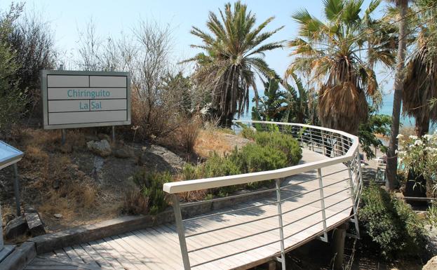 Imagen principal - Acceso a Beach Bar La Sal. Abajo, mirador con vistas al litoral y gimnasio al aire libre.