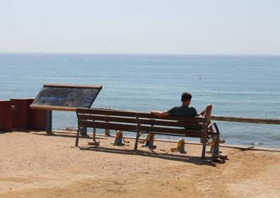 Imagen secundaria 1 - Acceso a Beach Bar La Sal. Abajo, mirador con vistas al litoral y gimnasio al aire libre.