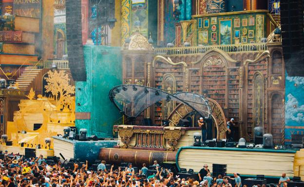 Imagen principal - Otro de los escenarios, inspirado en una biblioteca; un DJ oficiando desde su altar; y asistentes con disfraces de fantasía, como mandan los cánones.
