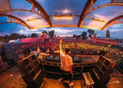Imagen secundaria 1 - Otro de los escenarios, inspirado en una biblioteca; un DJ oficiando desde su altar; y asistentes con disfraces de fantasía, como mandan los cánones.