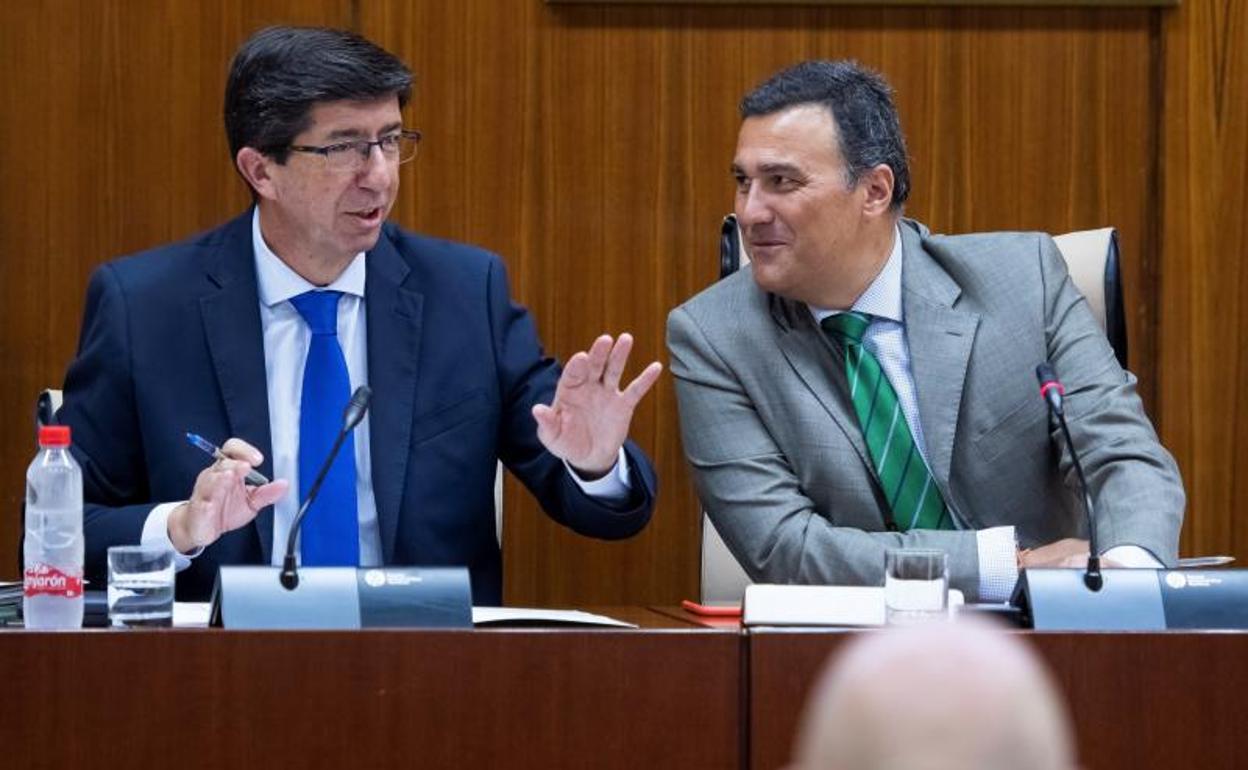 El vicepresidente andaluz, Juan Marín(i) junto a Carlos Hernández White, durante su intervención en la comisión parlamentaria.