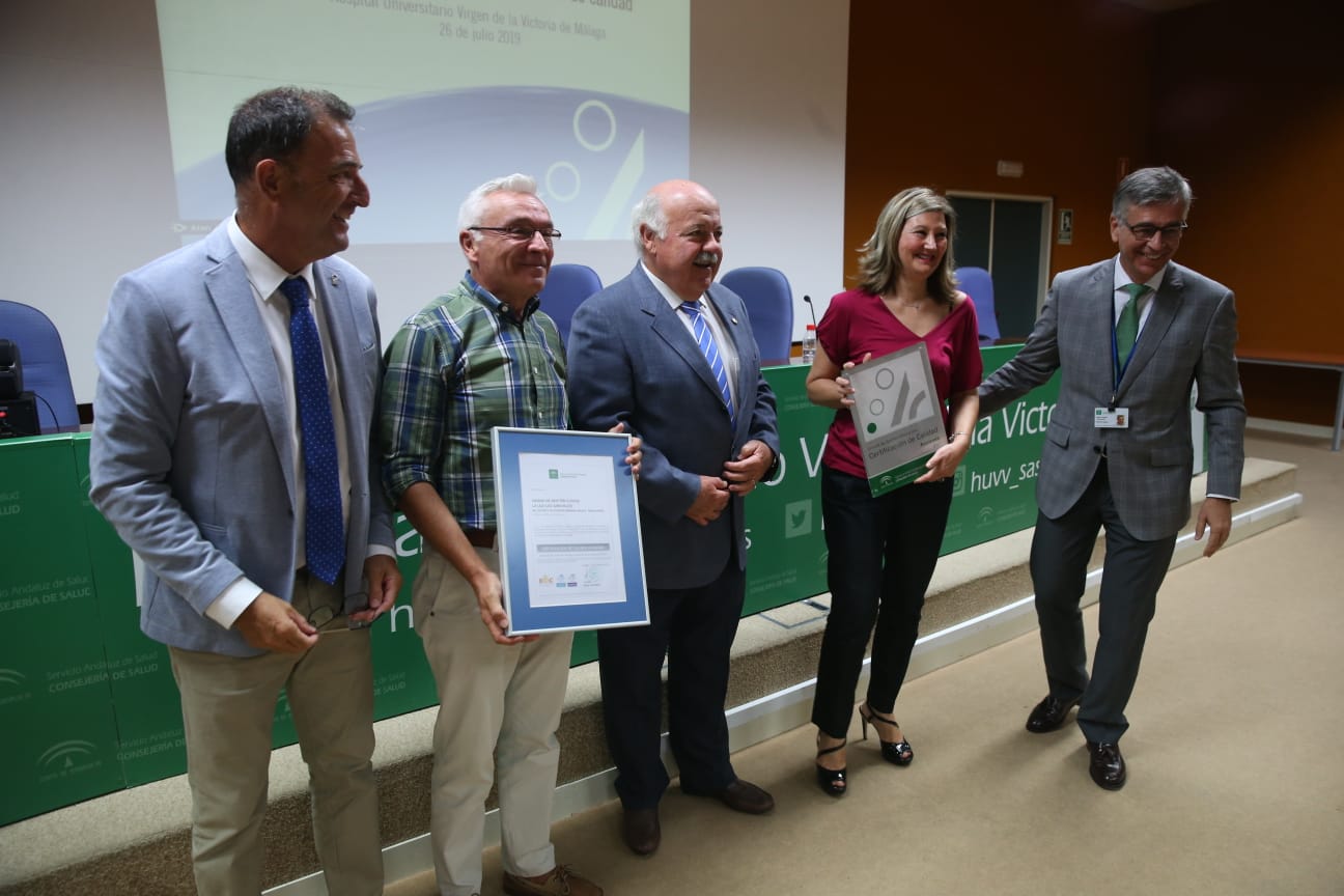 El consejero de Salud y Familias, Jesús Aguirre, ha presidido este viernes en Málaga la entrega de distintivos de certificación de calidad a unidades del sistema sanitario público de Andalucía y a centros de sanidad privada. El acto se he celebrado lugar en el Hospital Clínico. El consejero ha dicho que la calidad asistencial va en beneficio de los pacientes y ha precisado que en Málaga hay más de 1.200 profesionales y más de 120 unidades acreditados por su calidad.