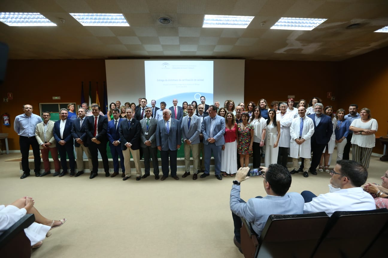 El consejero de Salud y Familias, Jesús Aguirre, ha presidido este viernes en Málaga la entrega de distintivos de certificación de calidad a unidades del sistema sanitario público de Andalucía y a centros de sanidad privada. El acto se he celebrado lugar en el Hospital Clínico. El consejero ha dicho que la calidad asistencial va en beneficio de los pacientes y ha precisado que en Málaga hay más de 1.200 profesionales y más de 120 unidades acreditados por su calidad.