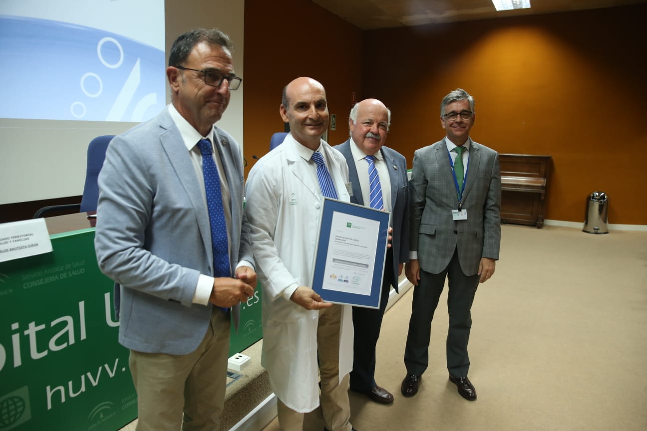 El consejero de Salud y Familias, Jesús Aguirre, ha presidido este viernes en Málaga la entrega de distintivos de certificación de calidad a unidades del sistema sanitario público de Andalucía y a centros de sanidad privada. El acto se he celebrado lugar en el Hospital Clínico. El consejero ha dicho que la calidad asistencial va en beneficio de los pacientes y ha precisado que en Málaga hay más de 1.200 profesionales y más de 120 unidades acreditados por su calidad.