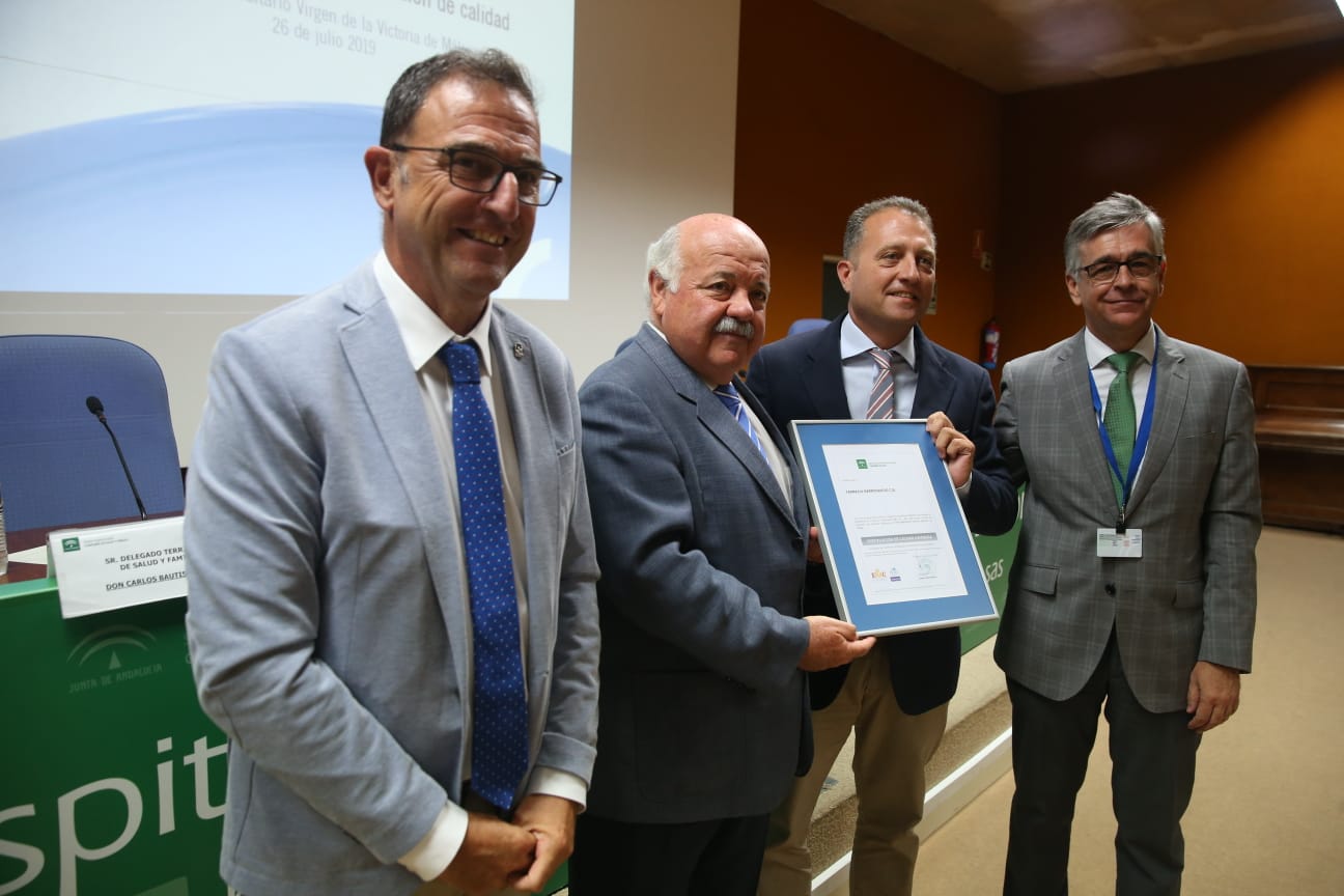 El consejero de Salud y Familias, Jesús Aguirre, ha presidido este viernes en Málaga la entrega de distintivos de certificación de calidad a unidades del sistema sanitario público de Andalucía y a centros de sanidad privada. El acto se he celebrado lugar en el Hospital Clínico. El consejero ha dicho que la calidad asistencial va en beneficio de los pacientes y ha precisado que en Málaga hay más de 1.200 profesionales y más de 120 unidades acreditados por su calidad.