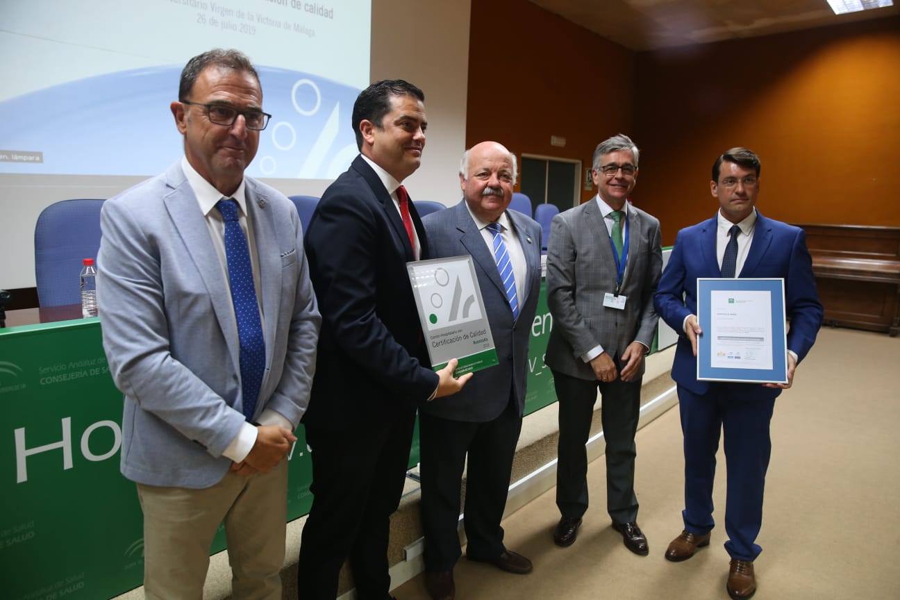 El consejero de Salud y Familias, Jesús Aguirre, ha presidido este viernes en Málaga la entrega de distintivos de certificación de calidad a unidades del sistema sanitario público de Andalucía y a centros de sanidad privada. El acto se he celebrado lugar en el Hospital Clínico. El consejero ha dicho que la calidad asistencial va en beneficio de los pacientes y ha precisado que en Málaga hay más de 1.200 profesionales y más de 120 unidades acreditados por su calidad.