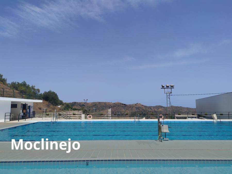 Precios: Entre semana cuesta 2 euros y el fin de semana 4 euros. Horario: de 12.00 a 20.00 horas. Características: La piscina tiene una capacidad de 600 metros cúbicos. Tiene unas vistas a los Montes de Málaga y un bar con «precios anticrisis». 