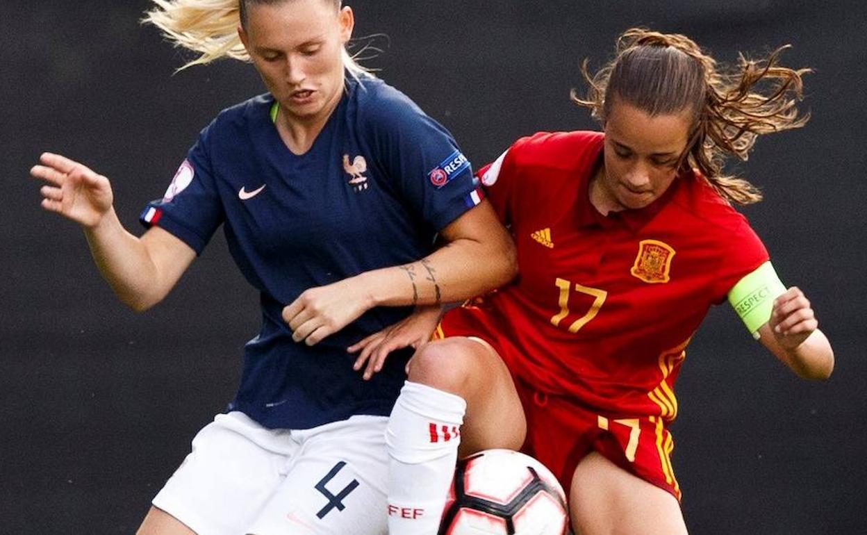 Rosa Márquez (d) disputa un balón con la defensa francesa Emeline Saint-Georges. 