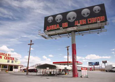 Imagen secundaria 1 - El secreto. Aviones espía A-12 de la CIA en la base secreta de Nevada en los años 60. El Centro Alien del Área 51 y publicidad de un motel 'extraterrestre'. 