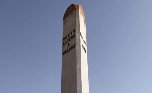 Monolito de la inauguración de la carretera de las Pedrizas.