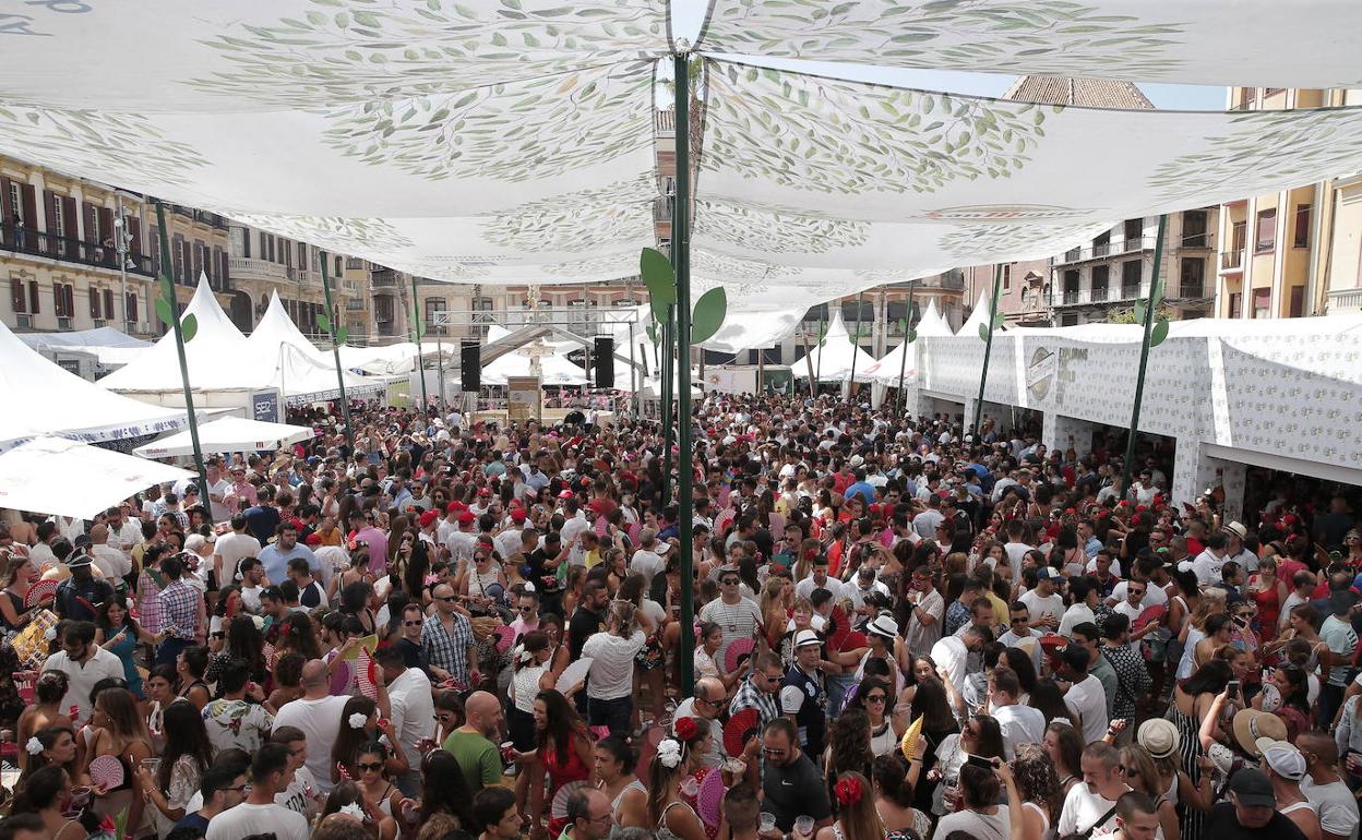 La Feria de Málaga, que este año se celebra del 15 al 24 de agosto, marca el punto culminante del consumo en la provincia, con miles de personas abarrotando las calles y los negocios de hostelería. 