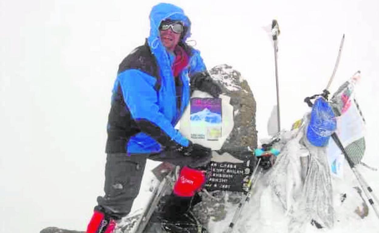 David Rodríguez, en 2006 en la cima del Elbrus (Rusia), considerado el techo de Europa. 