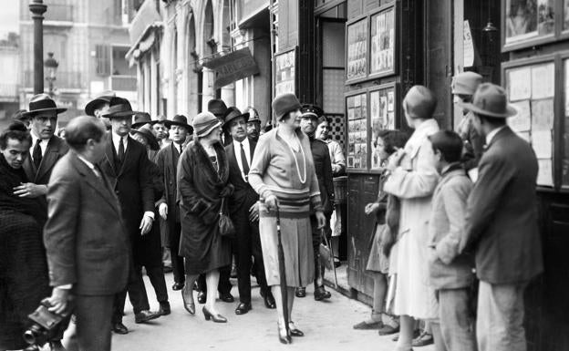 Victoria Eugenia, ante una librería de la plaza de la Constitución. 