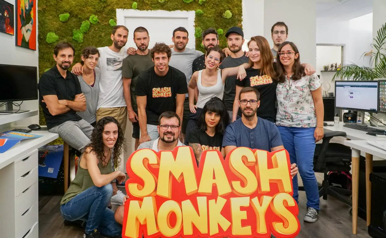 El equipo de 'Smash Monkeys', en su oficina. 