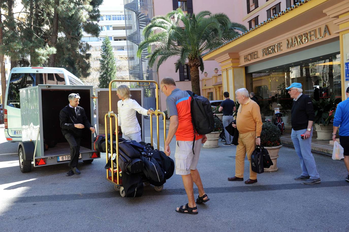 Turistas, a las puertas de un hotel en Marbella. 