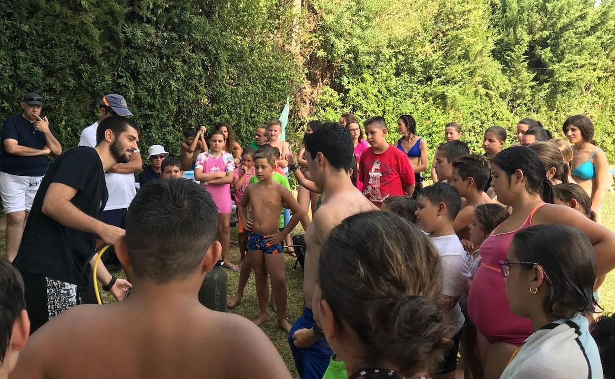 Eduardo Ortuño ejerce de monitor en el campamento del pasado año. 