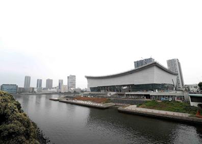 Imagen secundaria 1 - 1. Miraitowa, la mascota robotizada, saluda a un niño. (EFE) / 2. El Ariake Arena no estará listo hasta diciembre. (AFP) / 3. Ensayos con autobuses autónomos en el aeropuerto. (AFP)