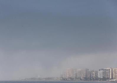Imagen secundaria 1 - El taró vuelve a cubrir Málaga de niebla