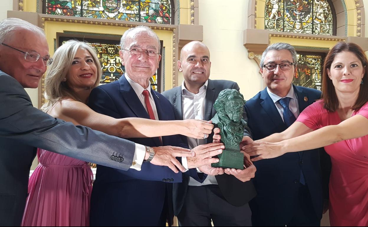 Manuel Azuaga, Patricia del Pozo, Francisco de la Torre, Rafael Portela, Francis Salado y Noelia Losada, con el Goya, ayer en el Ayuntamiento de Málaga.  